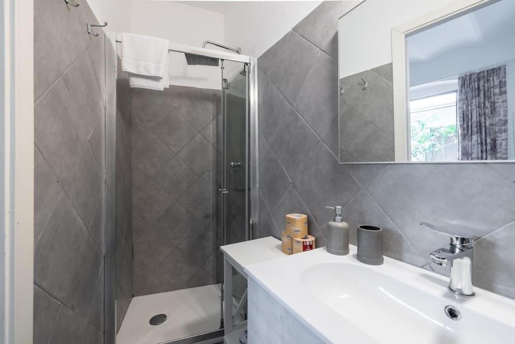 Colosseum Charming Apartment Рим Экстерьер фото